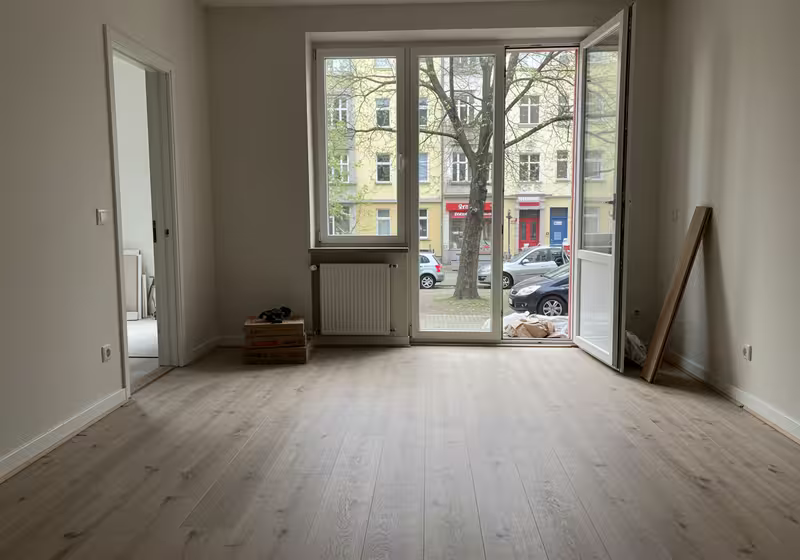 Fertig verlegter Laminatboden in einem Berliner Wohnzimmer