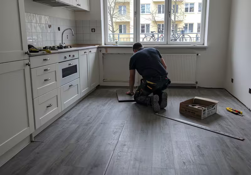 Linoleum-Bahnenware wird in einer Berliner Altbau-Küche verlegt
