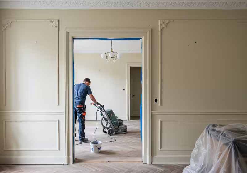 Versiegelung eines frisch geschliffenen Parkettbodens in einer Berliner Kreuzberger Wohnung