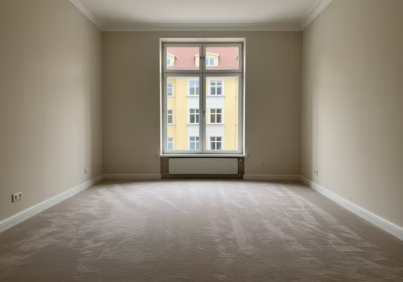 Frisch verlegter Velours-Teppichboden in einem Berliner Schlafzimmer