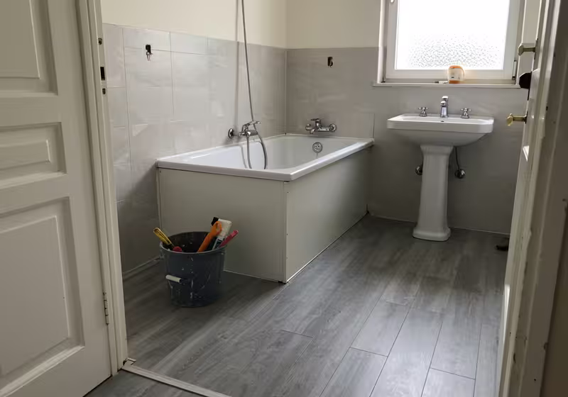 Fertig verlegter Vinylboden in einem Berliner Badezimmer
